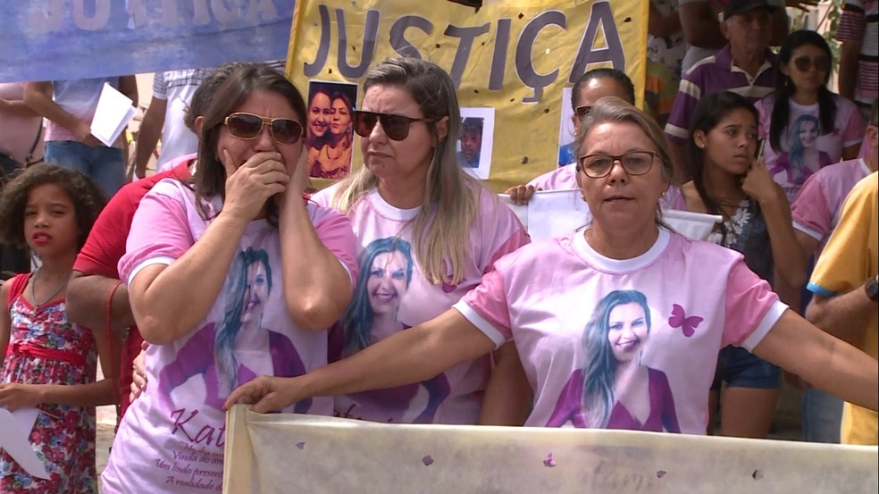 Familiares, amigos e moradores de Parnamirim foram até a frente do fórum para pedir justiça (Foto: TV Grande Rio)
