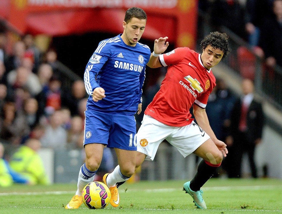 Rafael marca Hazard. Jogador ficou no Manchester United de 2008 a 2015 — Foto: EFE