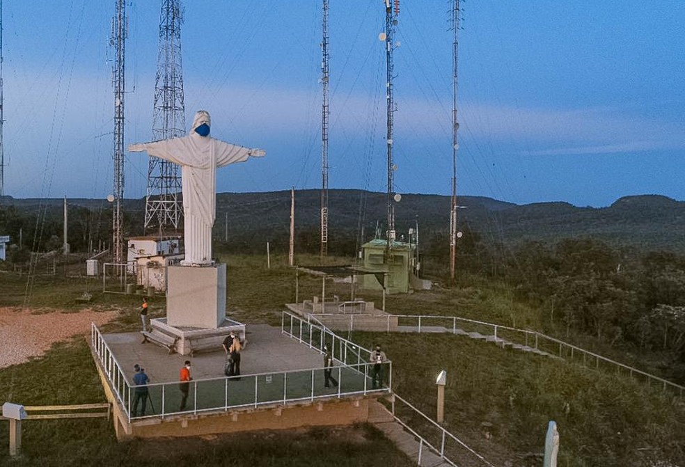 Cristo de Barra do Garças (MT) recebe máscara em ação para conscientizar população — Foto: Prefeitura de Barra do Garças