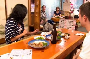 Macaco serve os clientes em restaurante no Japão (Foto: Domingão do Faustão / TV Globo)