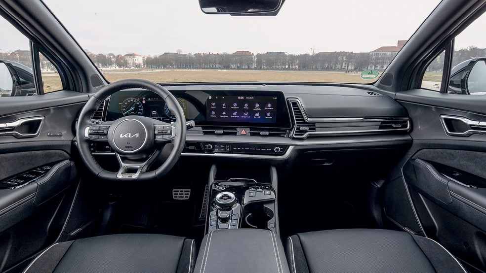 Cabine do Kia Sportage tem acabamento caprichado e visual moderno — Foto: Divulgação