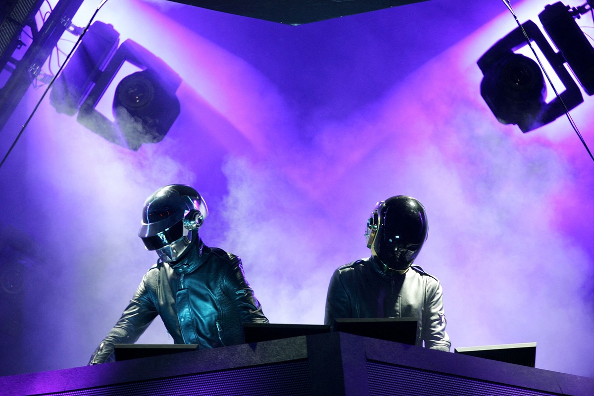Um ano após anunciar separação, Daft Punk volta às redes sociais e anuncia edição especial do álbum ‘Homework’ |  Música