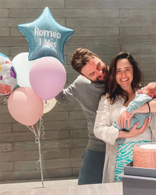 Romeo, filho de Fernanda Vasconcellos e Cássio Reis, completou 1 mês de vida (Foto: Reprodução / Instagram)