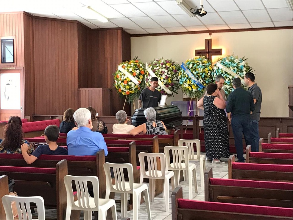 Familiares e amigos prestam homenagens ao tenente-coronel na Igreja Metodista em São José, SP — Foto: Pedro Melo/ TV Vanguarda