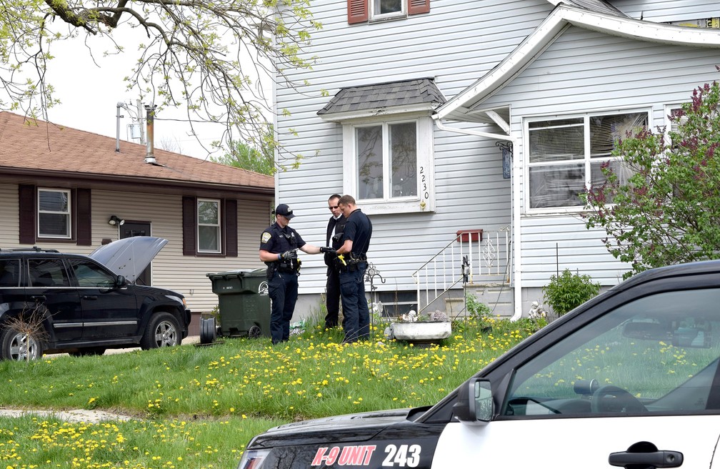 Policiais em frente Ã  casa em que ocorreu o acidente nesta quarta-feira (9) (Foto: Joe Sutter/The Messenger via AP)