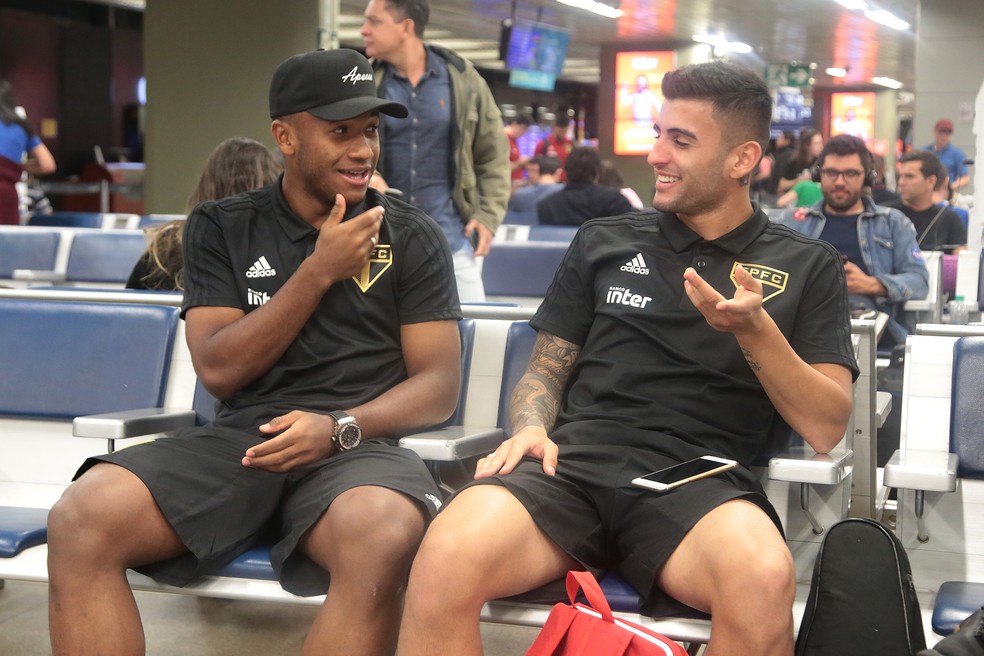 Luan e Liziero no saguão do aeroporto, na viagem para enfrentar o Cruzeiro (Foto: Rubens Chiri/saopaulofc.net)