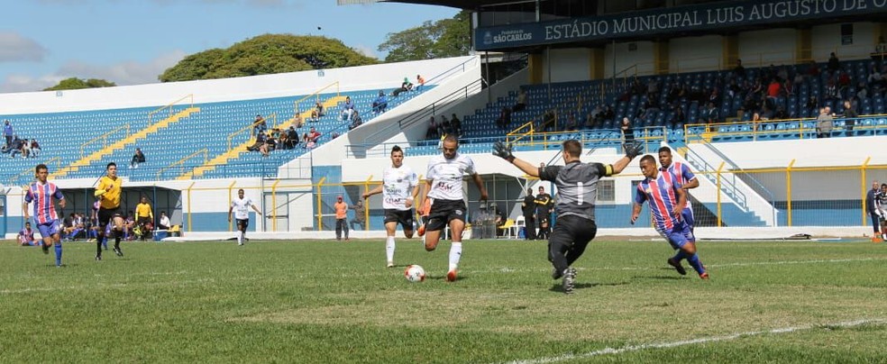 Glayson finaliza para marcar pelo Comercial no jogo contra o SÃ£o-carlense (Foto: Rafael Alves/DivulgaÃ§Ã£o/Comercial FC)