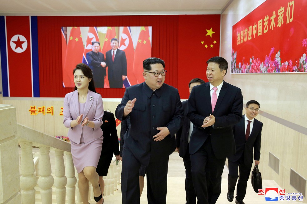 Kim Jong-un recebe delegação chinesa, em nova mostra de aproximação (Foto: KCNA/via REUTERS)