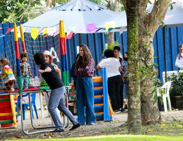 Nathalia Dill e marido levam Eva a festa junina no Rio (Foto: AgNews)