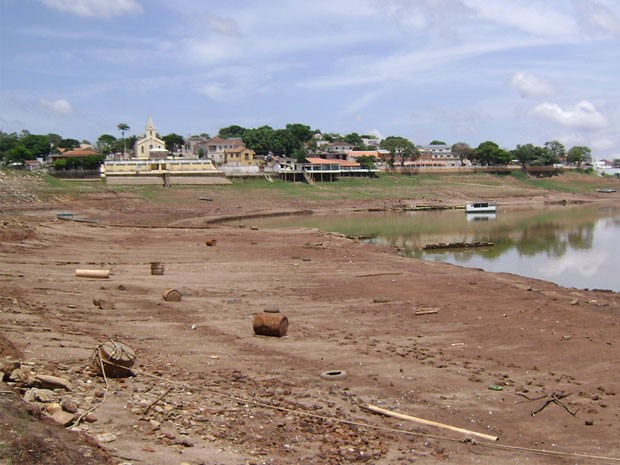 Casas que antes ficaram às margens do lago, agora estão distantes. (Foto: Wagner Rodrigues de Oliveira / VC no G1)