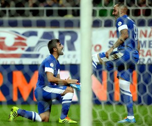 Ioannis Maniatis e Konstantinos Mitroglou gol Grécia (Foto: AFP)