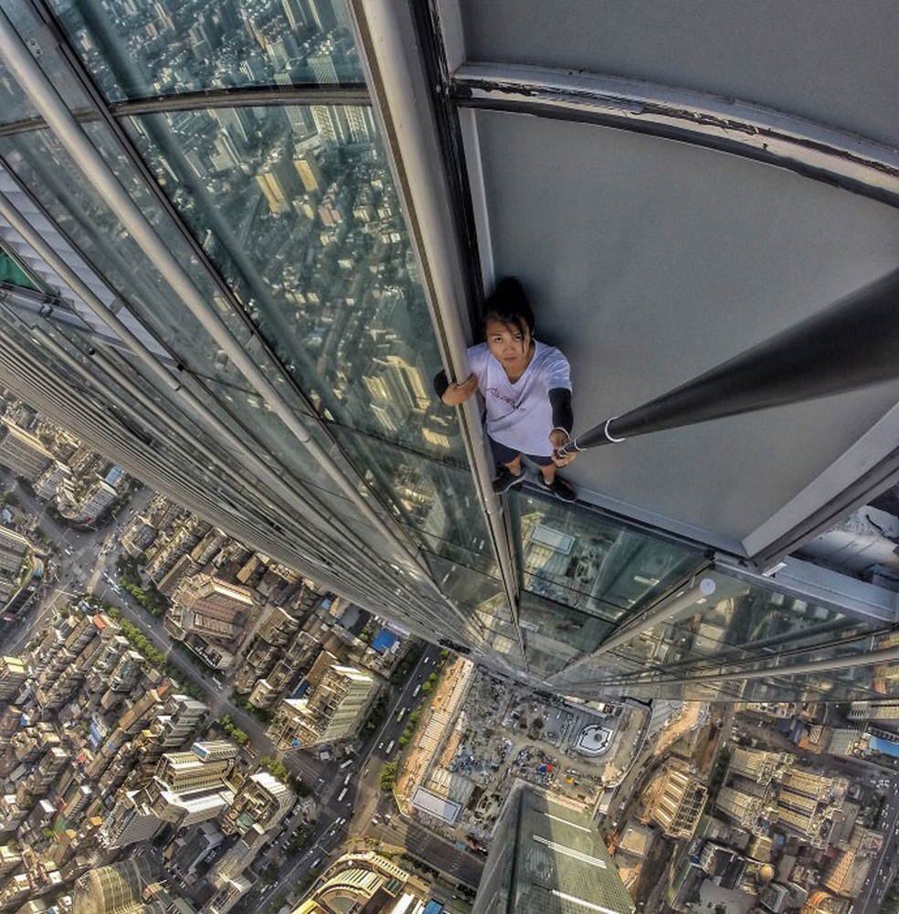 Wu Yongning no alto de um edifício de 100 andares, em foto postada no dia 2 de outubro (Foto: Reprodução/Weibo/Wu Yongning)