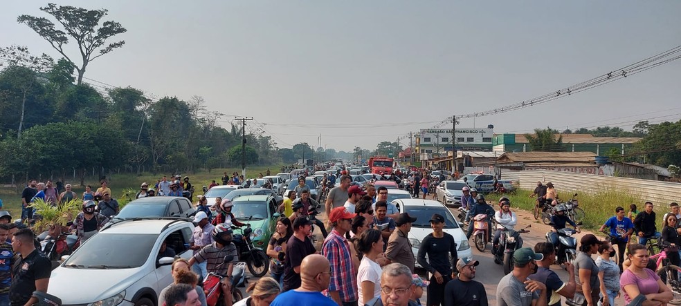 Protesto ocorreu nesta sexta-feira (9) em frente ao Parque Chico Mendes  — Foto: Murilo Lima/Rede Amazônica
