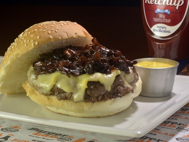Sugestão do Burger Lab: burger bovino Blend Burger Lab , pão australiano, queijo raclette, confit de cebola baby e maionese de mexerica com manjericão (Foto: divulgação)
