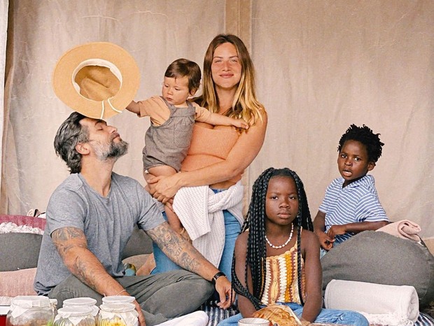 Bruno Gagliasso, Giovana Ewbank e os filhos do casal: Titi, Bless e Zyan (Foto: Reprodução/Instagram)
