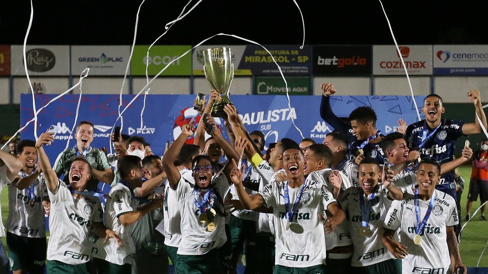 Jogadores do sub-20 do Palmeiras comemoram o título paulista da categoria — Foto: Fabio Menotti