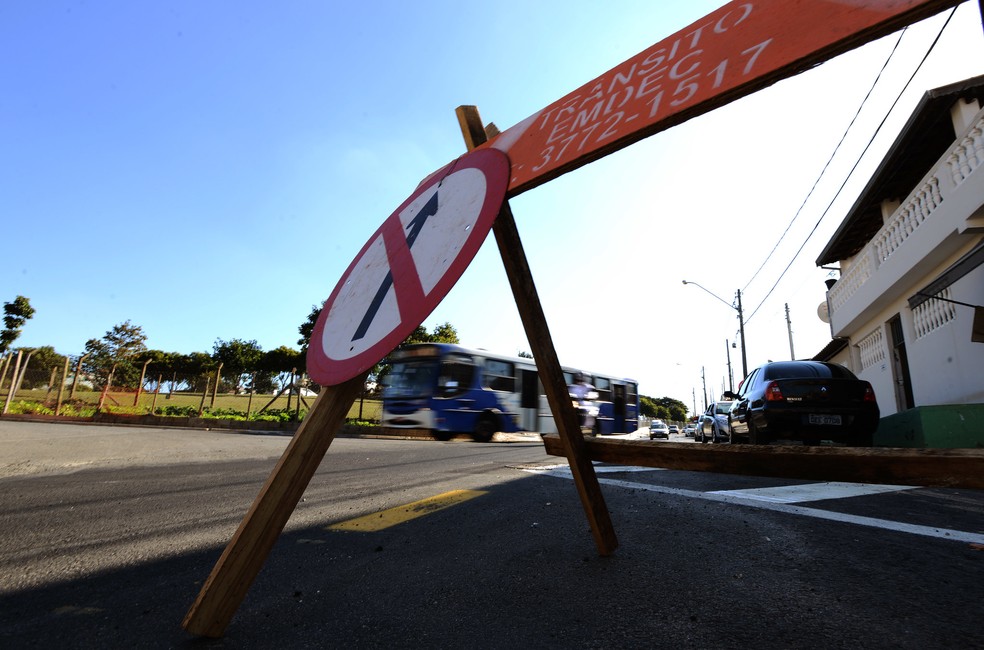Placa de sinalização usada pela Emdec durante bloqueio de via em Campinas — Foto: Carlos Bassan/Prefeitura de Campinas