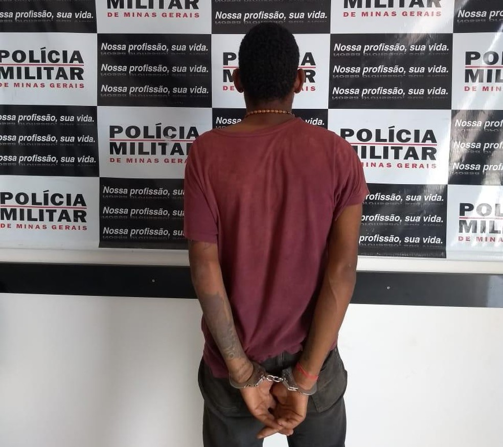 Jovem foi preso por matar vizinho em Jaíba — Foto: Polícia Militar/Divulgação