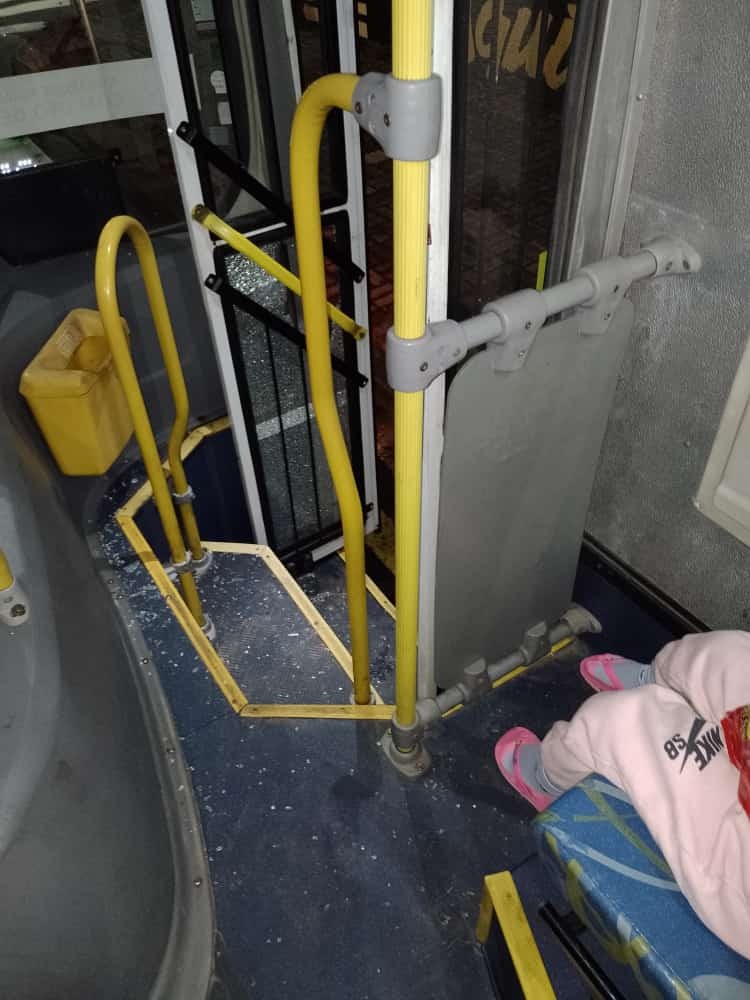 Homem arremessa pedra e quebra vidro de ônibus no Centro de Taubaté