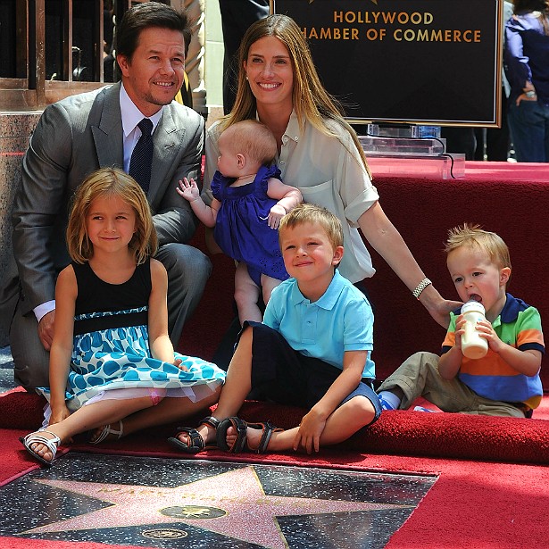 O ator Mark Wahlberg é o caçula de dez irmãos. Ele se casou com a modelo Rhea Durham em 2009 e os dois já têm quatro crianças (Foto: Getty Images)