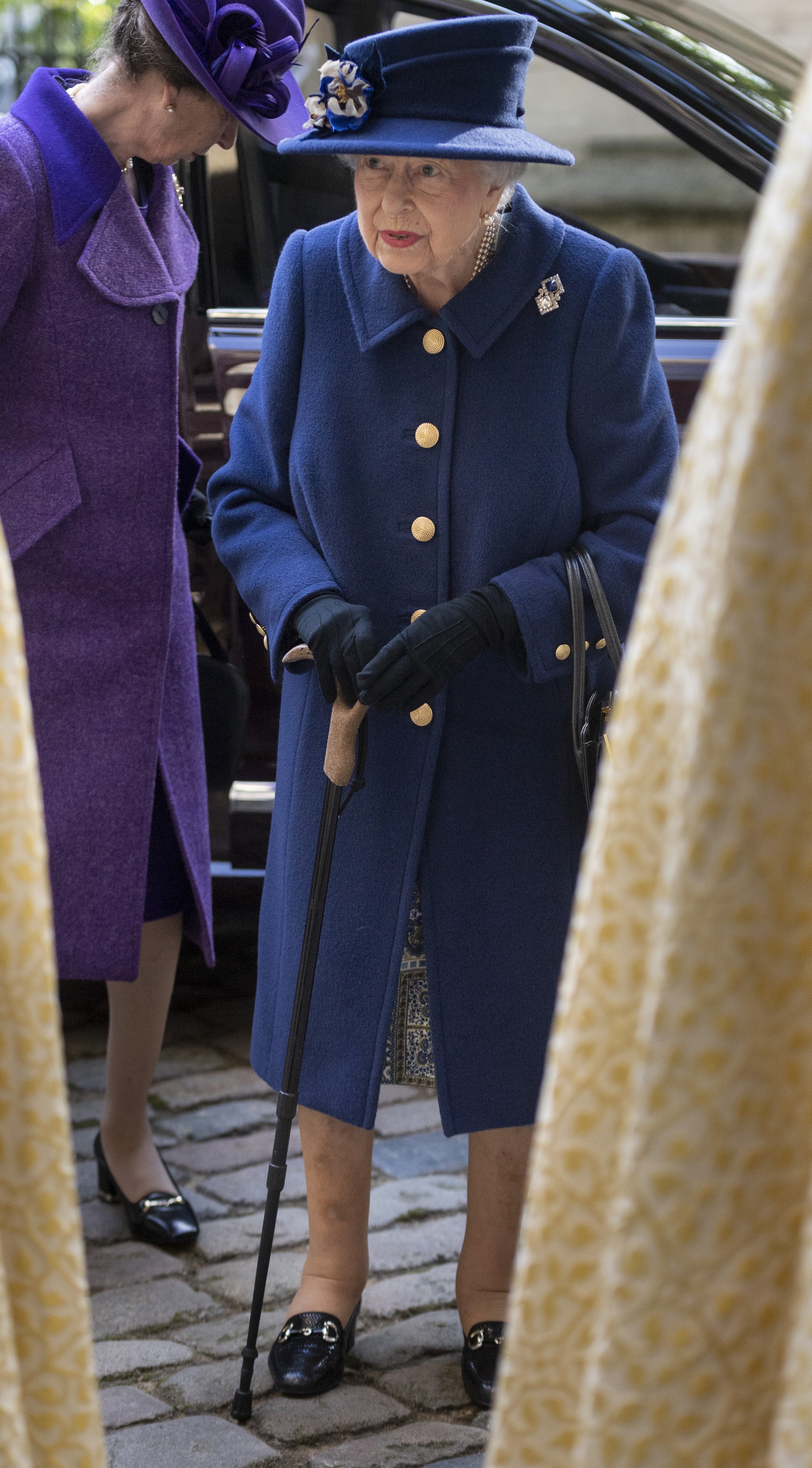 A Rainha Elizabeth 2ª em sua primeira aparição pública usando uma bengala (Foto: Getty Images)
