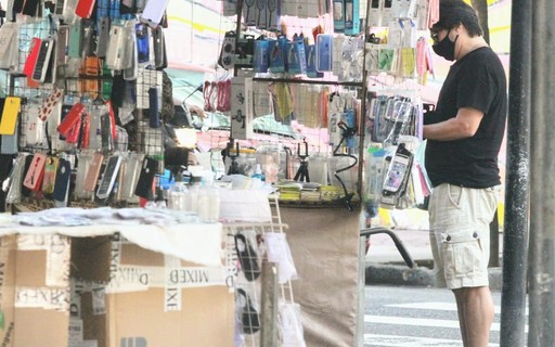 Paulo Ricardo faz compras com vendedor ambulante no Rio