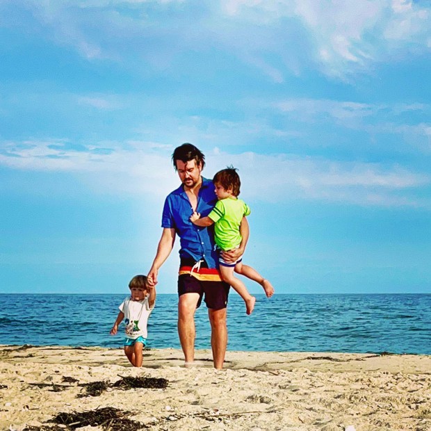 Apoena Frota com os filhos Dom e Julian (Foto: Reprodução/Instagram)