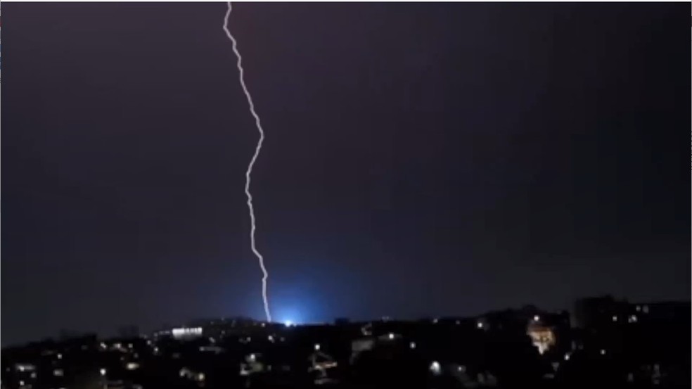 Cariacica registrou mais de 500 raios durante madrugada de terça-feira (24). — Foto: Reprodução/TV Gazeta