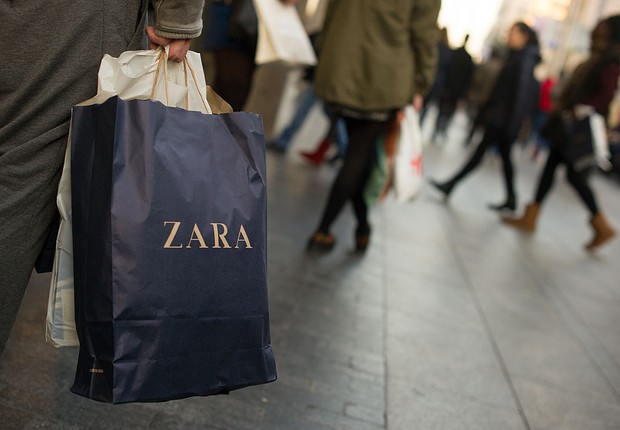 Consumidor carrega sacola da rede Zara (Foto: Denis Doyle/Getty Images)