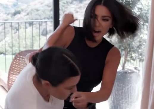 Kourtney Kardashian e Kim Kardashian saíram no tapa no reality Keeping Up with the Kardashians (Foto: Reprodução)