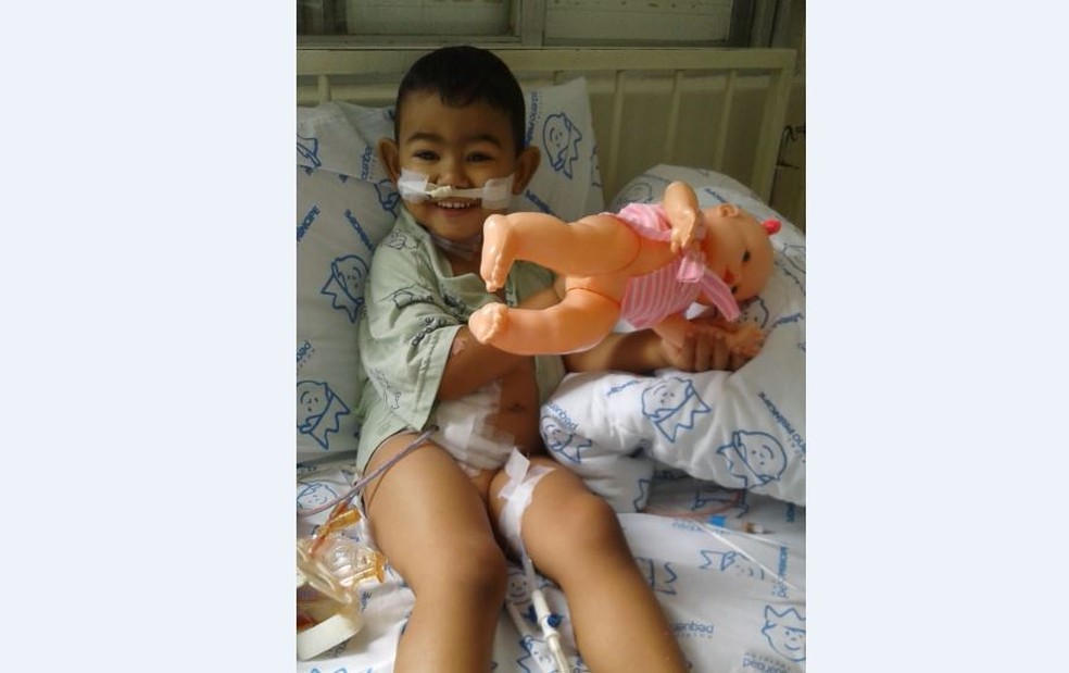 Na recuperação da cirurgia de transplante renal, hospital emprestou uma boneca para Artur — Foto: Arquivo pessoal