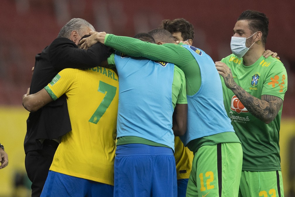 Jogadores da Seleção comemoram gol sobre o Equador com Tite — Foto: Lucas Figueiredo / CBF