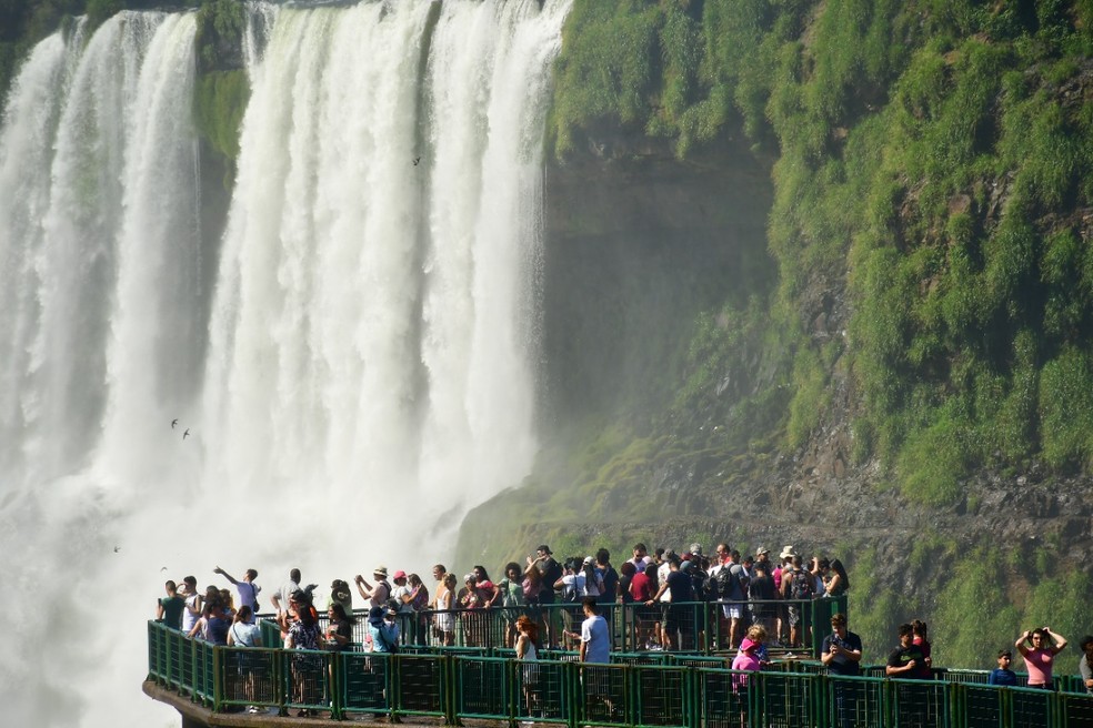 Visitantes passeiam pelas Cataratas do Igua&ccedil;u &mdash; Foto: Reprodu&ccedil;&atilde;o/Parque Nacional do Igua&ccedil;u