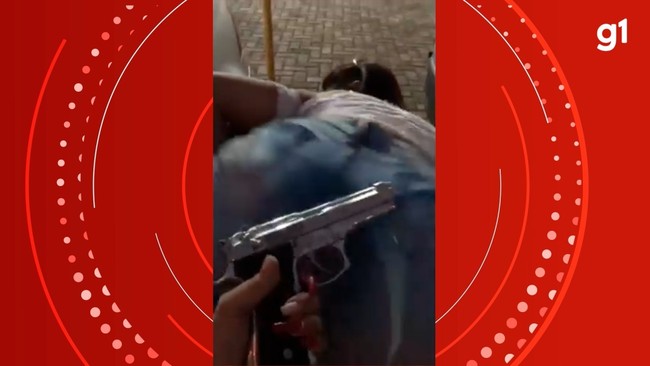 Jovem grava vdeo ostentando arma enquanto amiga dana em bar