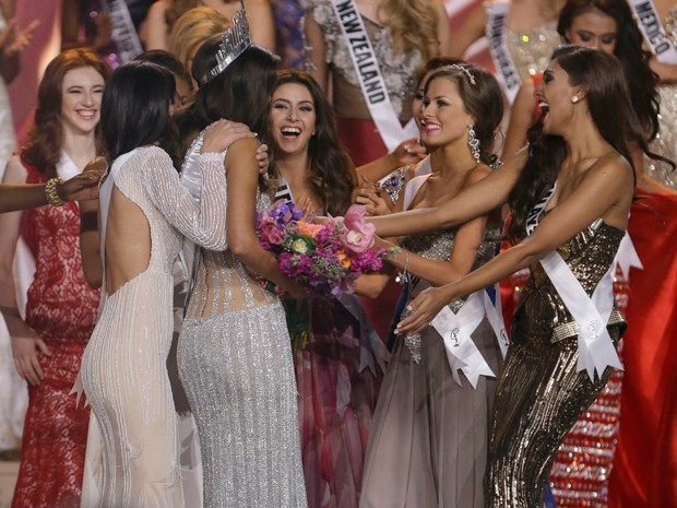 Candidatas comemoram título da Miss Colômbia (Foto: AP Photo/Wilfredo Lee)
