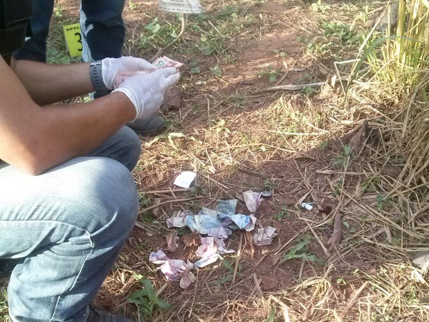 Dinheiro encontrado com o suspeito morto (Foto: Divulgação/PM)