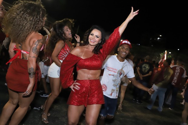 Viviane Araújo curte noite de samba com o Salgueiro (Foto: Daniel Pinheiro/AgNews)