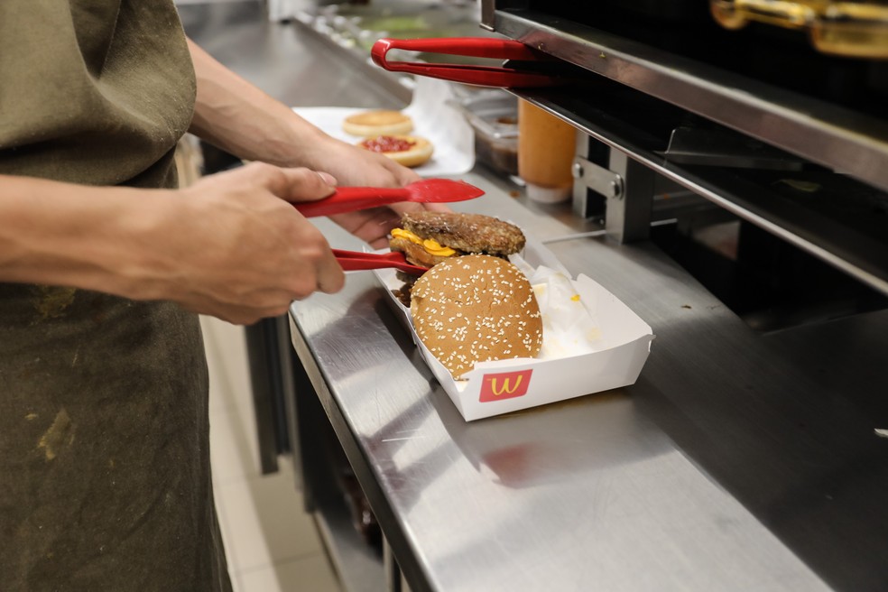 Funcionário do McDonald's monta sanduíche (Foto: Fábio Tito/G1)
