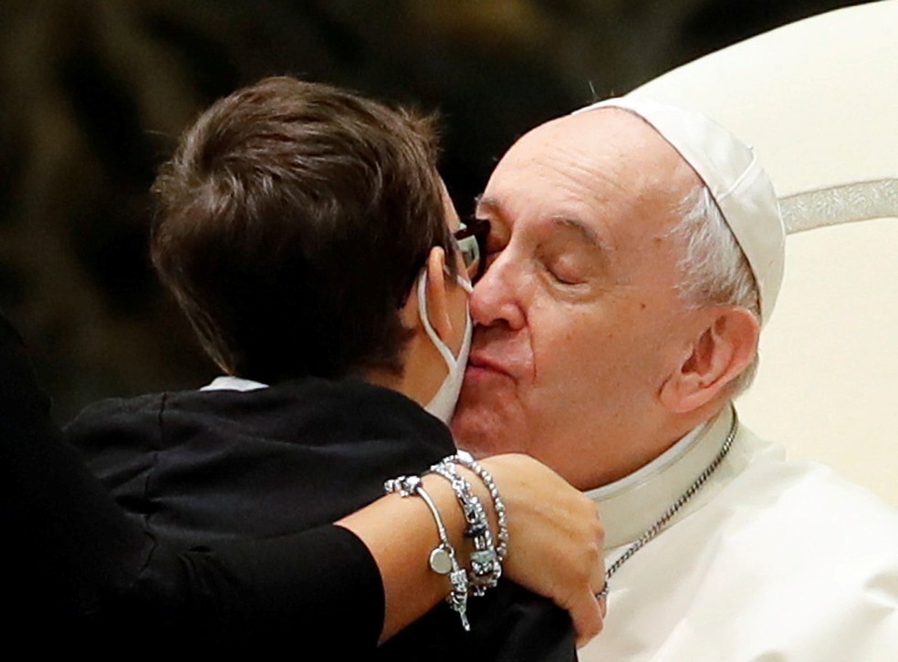 Papa Francisco com um garoto que esteve ao seu lado na audiência de 20 de outubro de 2021 — Foto: Remo Casilli/Reuters