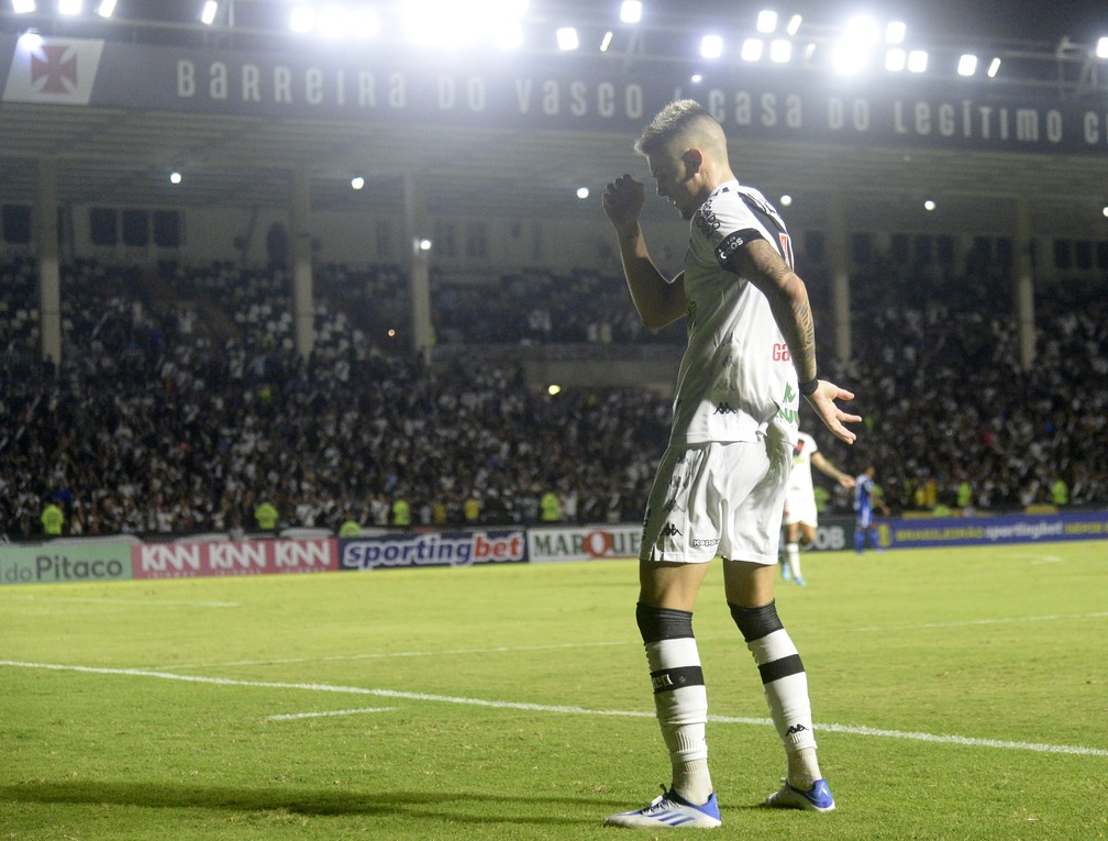 A dancinha de Gabriel Pec no gol do Vasco contra o CSA em S�o Janu�rio � Foto: Andr� Dur�o