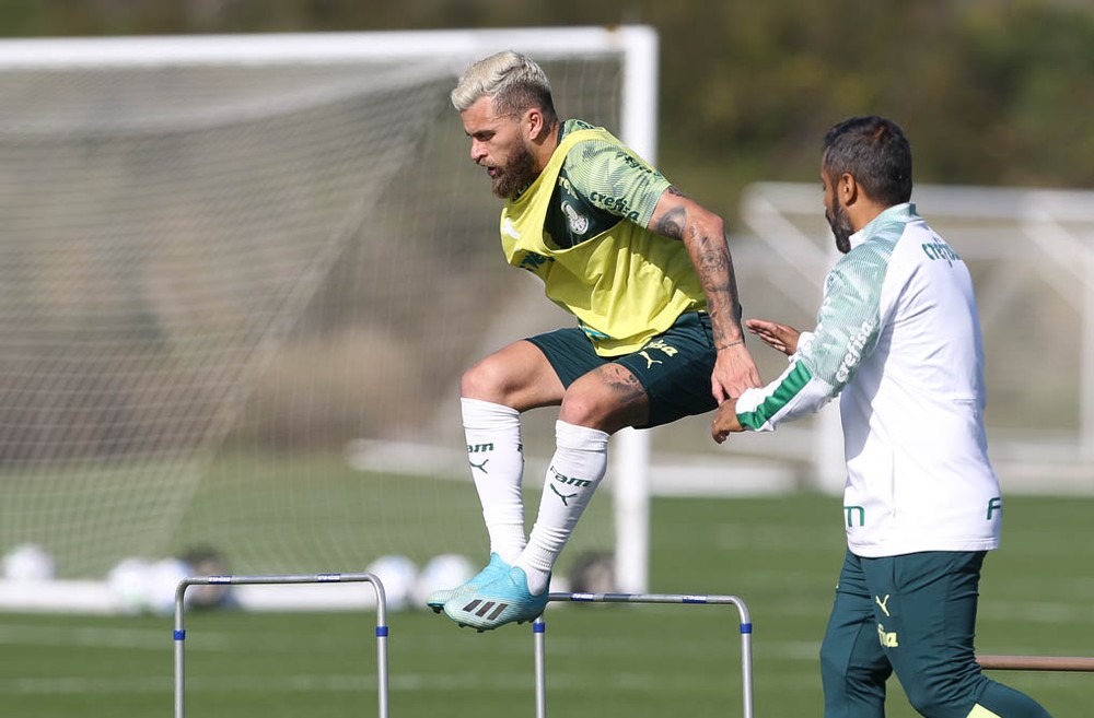 Cobrado por Luxa, Lucas Lima se mostra diferente e mais confiante no Palmeiras