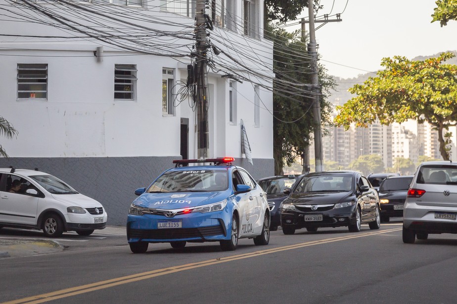 Viatura da Polícia Militar patrulha as ruas de Niterói
