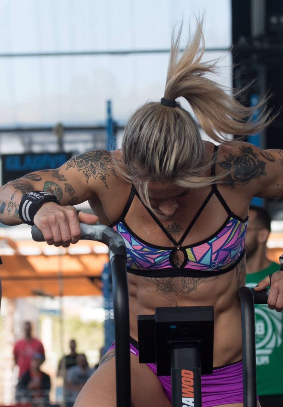 Marília Ferreira pesava 52kg antes do crossfit, e teve que ganhar mais 12kg para melhorar seu desempenho (Foto: Divulgação/Ju Mingossi)