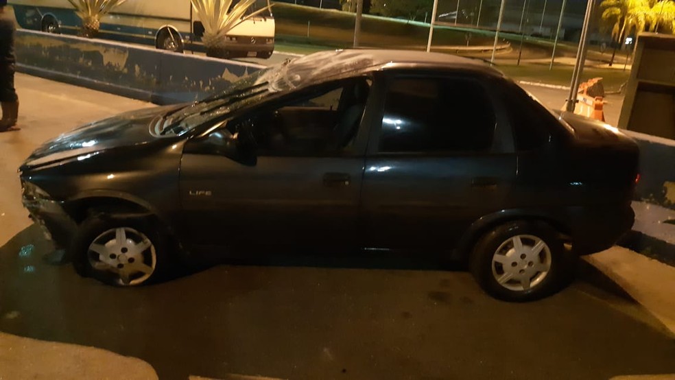Motorista fica ferido ao capotar o carro na via Dutra em Guar&aacute; &mdash; Foto: PRF/Divulga&ccedil;&atilde;o