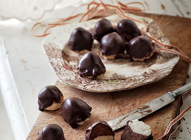 Pralinés com chocolate e marzipã (Foto: Ulrika Ekblom/ StockFood)