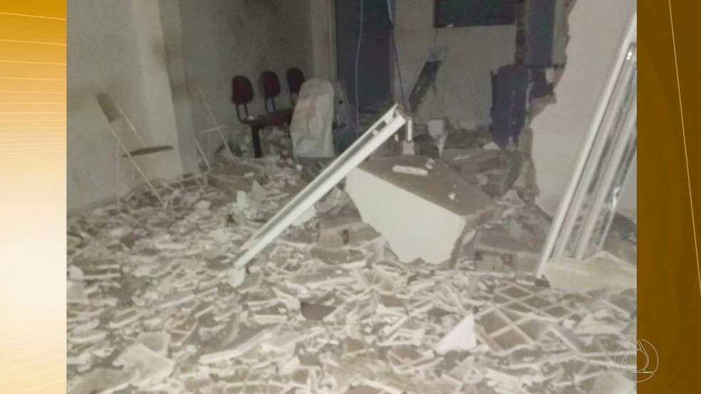 Resultado de imagem para Um grupo de homens fortemente armados explodiu caixas eletrônicos de uma agência bancária n