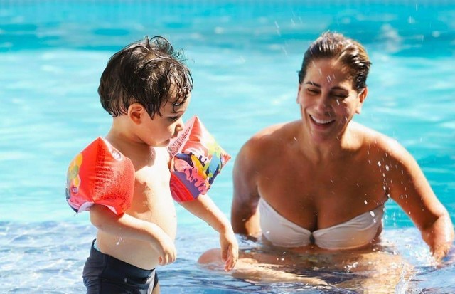 Glória Pires curte dia de piscina com caçula da família (Foto: reprodução/Instagram)