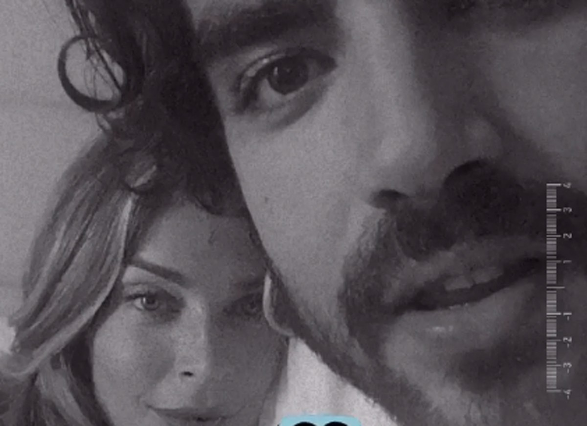 Grazi Massafera posa coladinha em Caio Castro em nova selfie na web