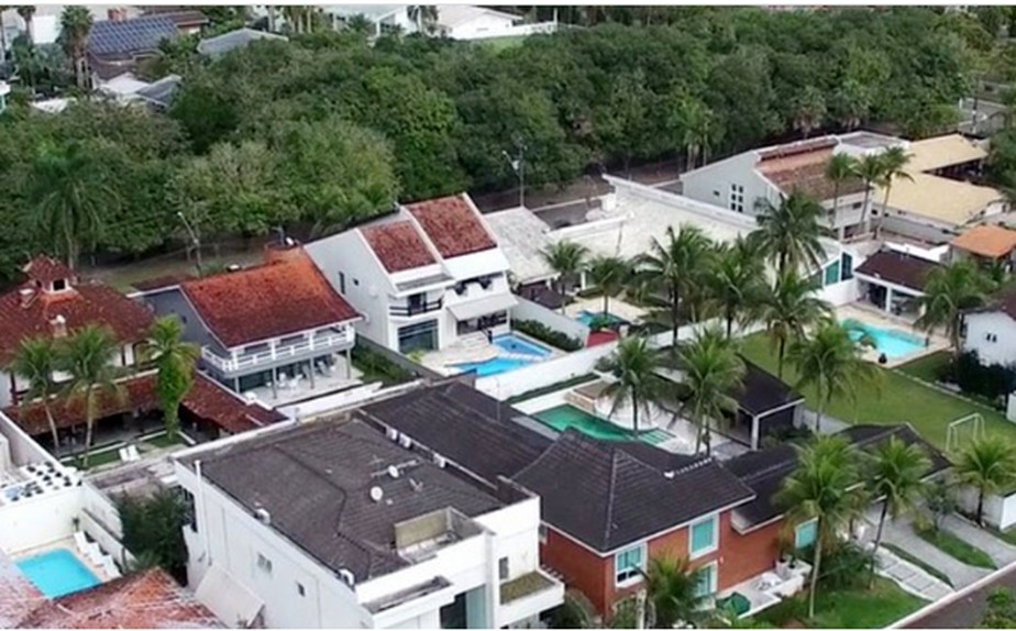 Imagens registradas no condomínio Jardim Acapulco, no Guarujá, litoral de São Paulo, onde Neymar tem uma mansão, mostram carros de luxo submersos pela enchente