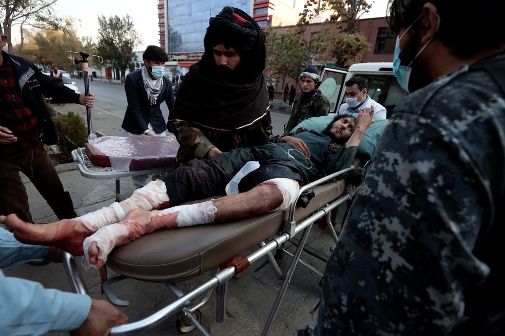 Combatente do Talibã ferido durante explosão na entrada de hospital militar em Cabul, capital do Afeganistão, é socorrido em 2 de novembro de 2021 — Foto: Zohra Bensemra/Reuters